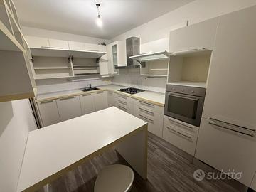 Cucina con elettrodomestici Whirpool
