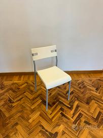Sedia Ikea bianca con struttura in metallo