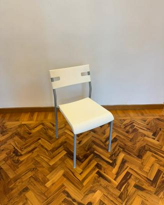 Sedia Ikea bianca con struttura in metallo