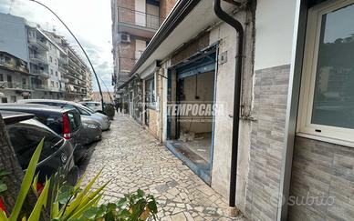 Negozio a Napoli Via Tiberio 1 locali