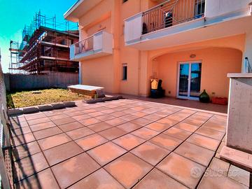 Appartamento piano terra ampio terrazzo e giardino