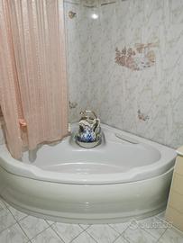 Vasca da Bagno Angolare Elegante – Stile Classico