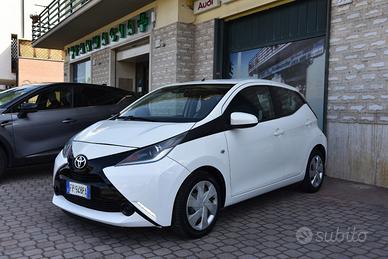 Toyota Aygo 1.0 x-play m-mt 51 Kw 69 cv