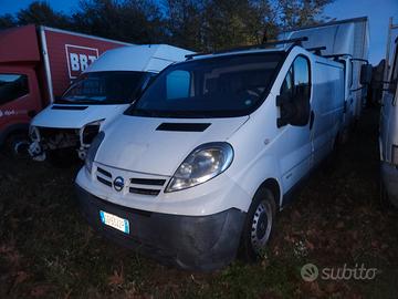 Nissan renault trafic 2.0cc motore picchia