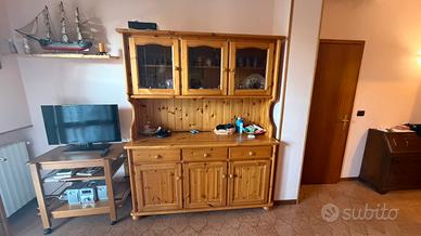 Cassapanca ad angolo + tavolo + sedie  credenza