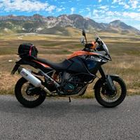 KTM 1050 Adventure con molti accessori