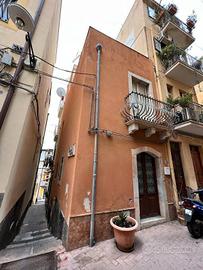 Palazzetto con terrazza (Zona Porta Catania)