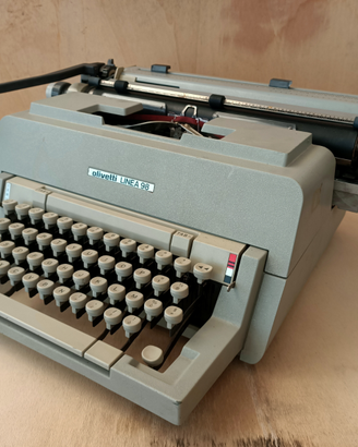 Macchina da scrivere Olivetti linea 98