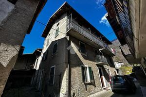 CASA SEMINDIPENDENTE A DUBINO