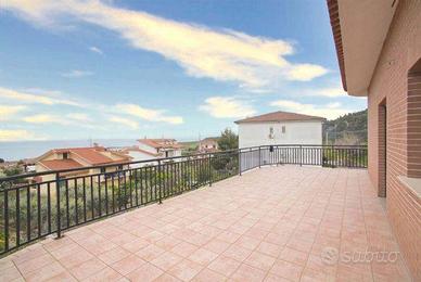 Rif.V144/23 Villa con giardino e vista mare a Rose