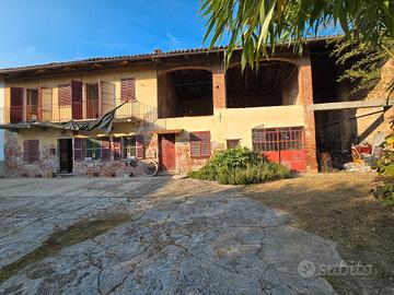 Cascina piemontese libera su tre lati con terreno