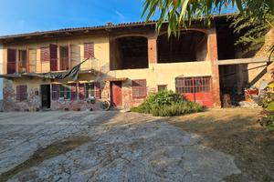 Cascina piemontese libera su tre lati con terreno