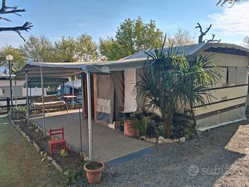 roulotte con veranda in campeggio sul lago