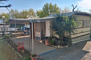 roulotte con veranda in campeggio sul lago