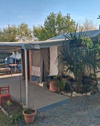 roulotte con veranda in campeggio sul lago