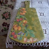 Un tagliere una decorazione di frutta