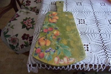 Un tagliere una decorazione di frutta