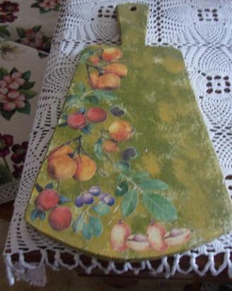 Un tagliere una decorazione di frutta