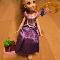 Rapunzel e Pascal al salone di bellezza