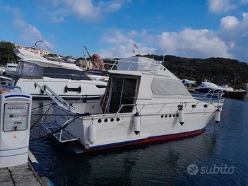 Imbarcazione Cabinato DC9