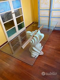 Tavolo in cristallo con base in marmo