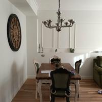 Tavolo bianco e piano in legno