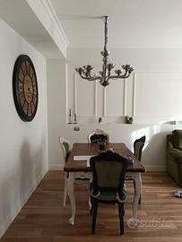 Tavolo bianco e piano in legno