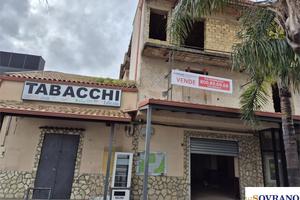 CARINI: INTERO EDIFICIO SU 3 LIVELLI