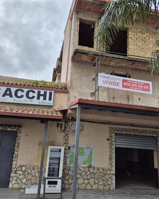 CARINI: INTERO EDIFICIO SU 3 LIVELLI