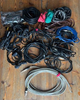 Lotto attrezzatura musicale (cavi, jack, chitarra)