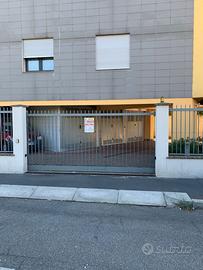 Piazzale Lodi ampio posto auto custodito