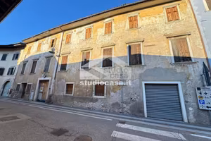 Palazzo / Stabile di 1000 m² con più di 5 locali a