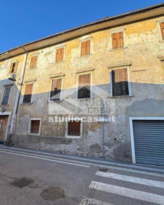 Palazzo / Stabile di 1000 m² con più di 5 locali a