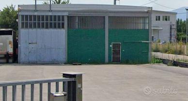 Immobile di 600 m² con 2 locali a Capannori