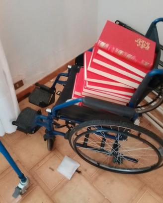 sedia a rotelle con accessori