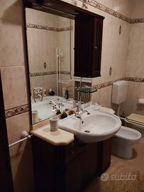 Mobile bagno in legno e marmo rosa