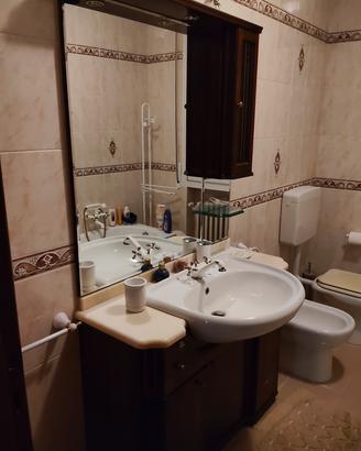 Mobile bagno in legno e marmo rosa