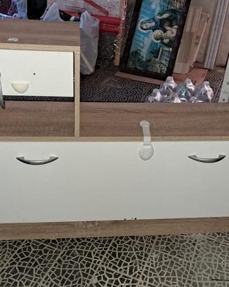 scarpiera con cassetto porta oggetti.