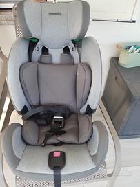 Seggiolino auto Foppapedretti con Isofix.