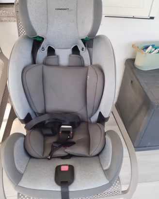 Seggiolino auto Foppapedretti con Isofix.