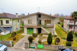 Casa indipendente con ampio giardino recintato