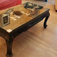 Elegante tavolino orientale laccato con piano in v