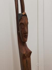 Coppia statue etniche di legno.