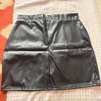 Gonna in pelle con zip sul retro