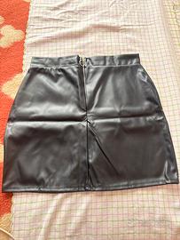 Gonna in pelle con zip sul retro