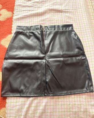 Gonna in pelle con zip sul retro