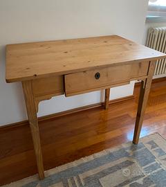 Tavolo in legno arte povera con cassetto
