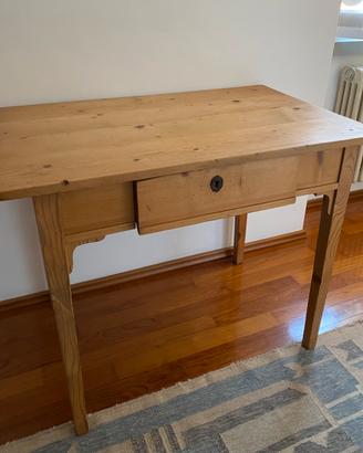 Tavolo in legno arte povera con cassetto