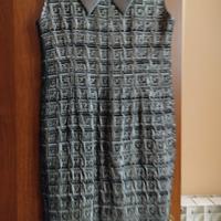 vestito con scollo  a. V di dietro 