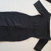 mini abito  strech nero con maniche in pizzo.